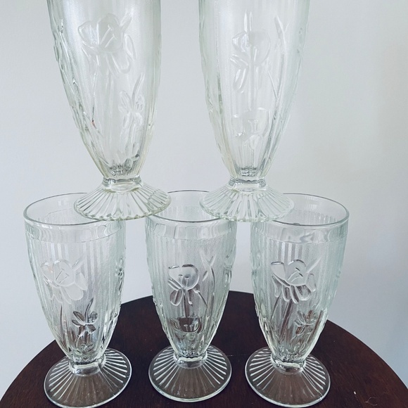 Vintage Jeannette Glass Iris and Herringbone footed tumblers, Set of FIVE - Picture 3 of 6